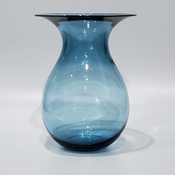 the "Shape" Vase designed by Peter Svarrer for Holmegaard in Water Blue - Picture 8 of 10